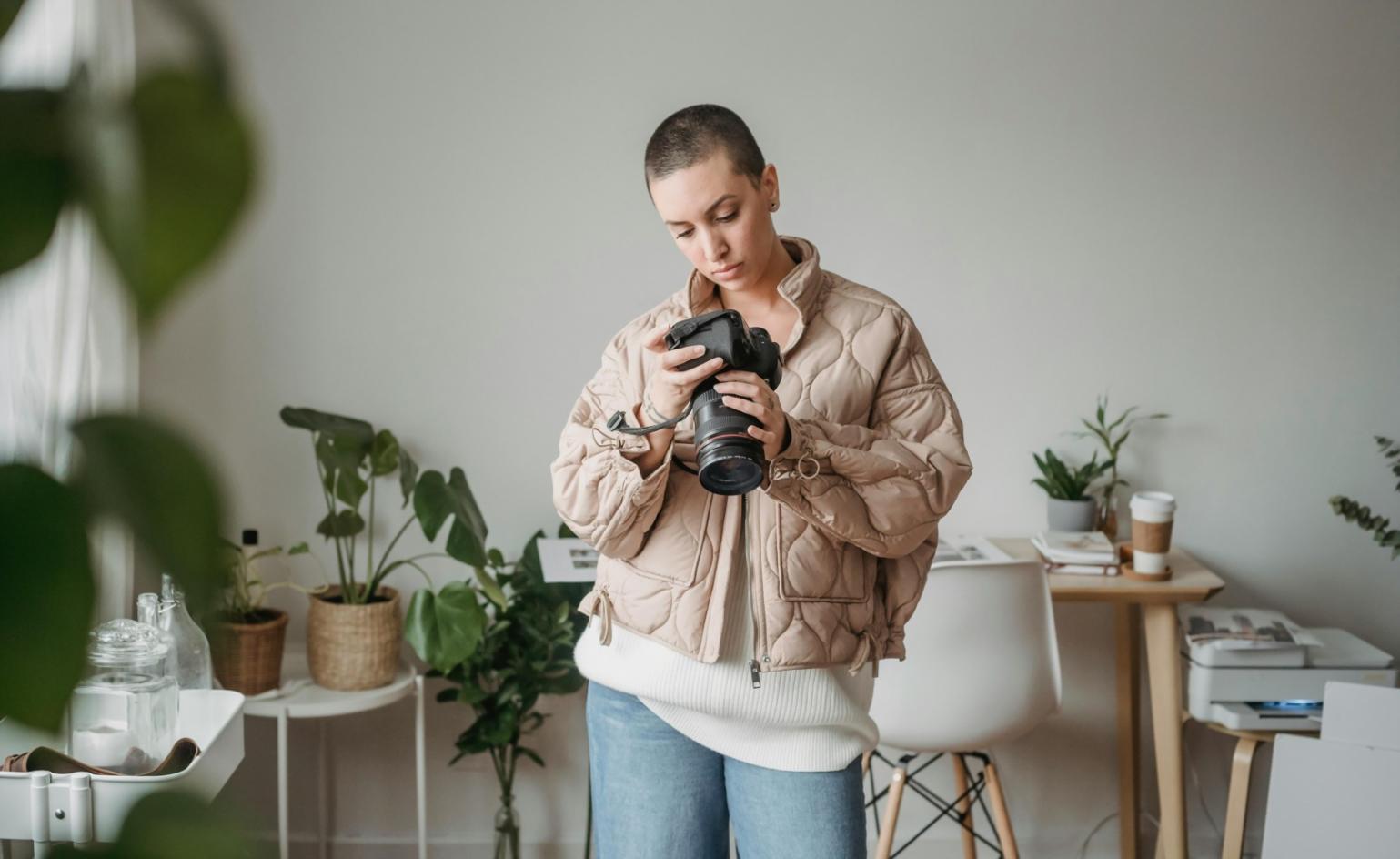 Fotografo professionista al lavoro durante una sessione creativa all'aperto