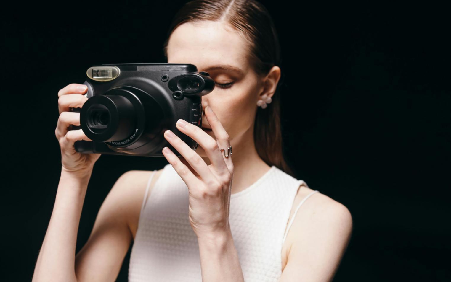 Studio fotografico professionale con attrezzature per l'illuminazione e scenografie creative