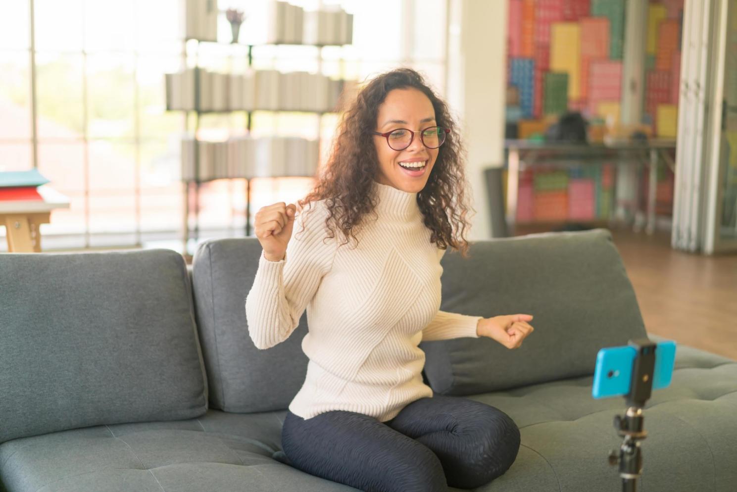 Esempio di fotografia artistica con gioco di luci e ombre in ambiente urbano